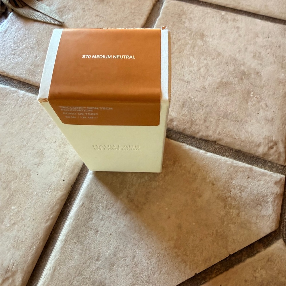 Haus Labs By Lady Gaga Foundation 370 Medium Neutral - Brown & Cream Packaging